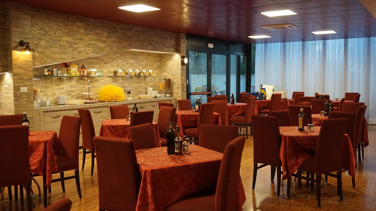 Hotel Blue Marine Линьяно-Саббьядоро Экстерьер фото